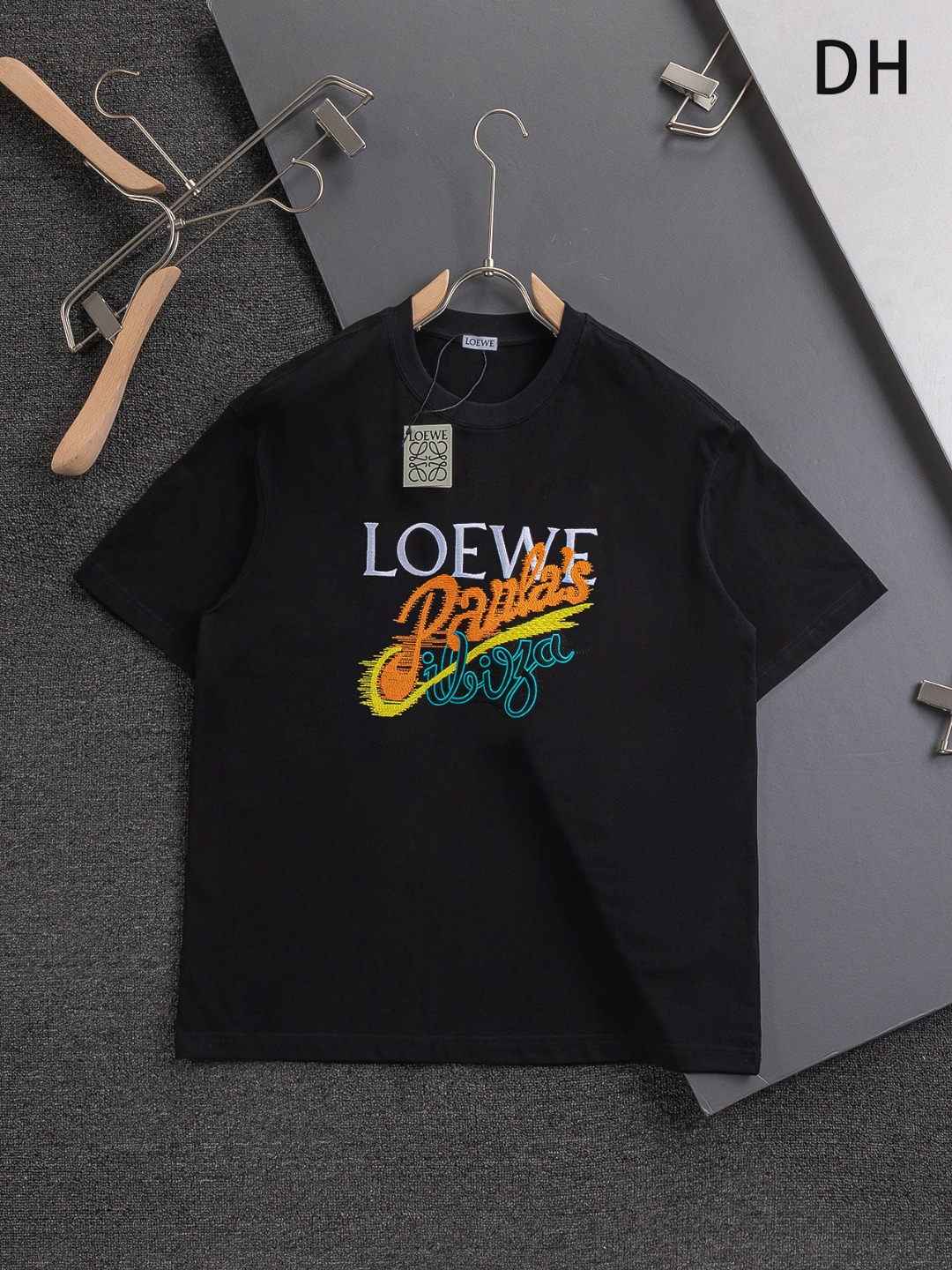 ロエベマルチカラー レター エンブロイダリー Tシャツ｜レター刺繍から一色を拾う
